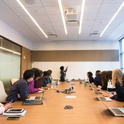 Colaboradores em reunião
