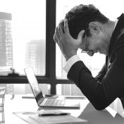 Homem estressado no trabalho
